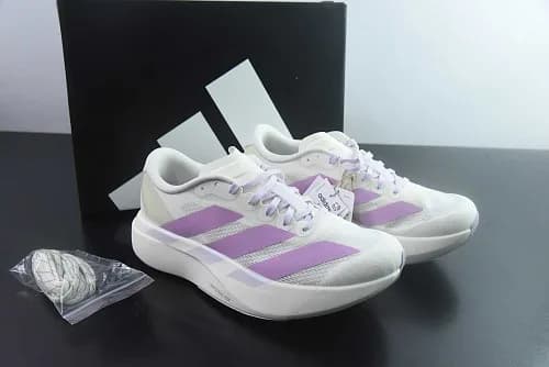 adidas Adizero Evo SL na colorway Cloud White / Preloved Lilac (branco com as três riscas e pormenores em lilás/roxo suave)