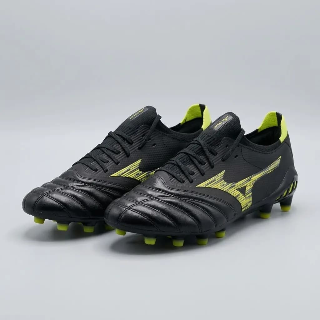 Mizuno Morelia Neo IV em tom preto com detalhes em amarelo-lima/volt e um elemento cor-de-rosa na sola.